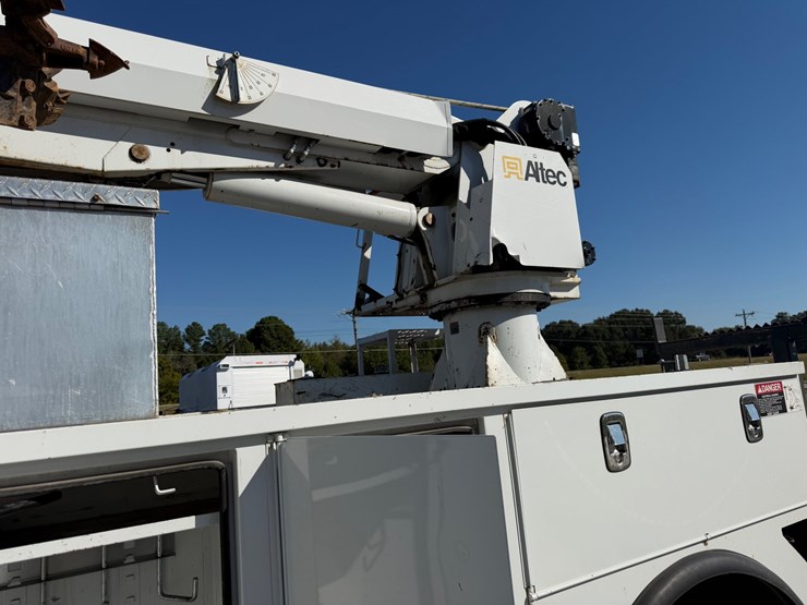 2019-freightliner-m2-106-image-30