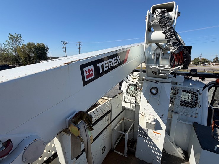 2014-freightliner-m2-106-image-25