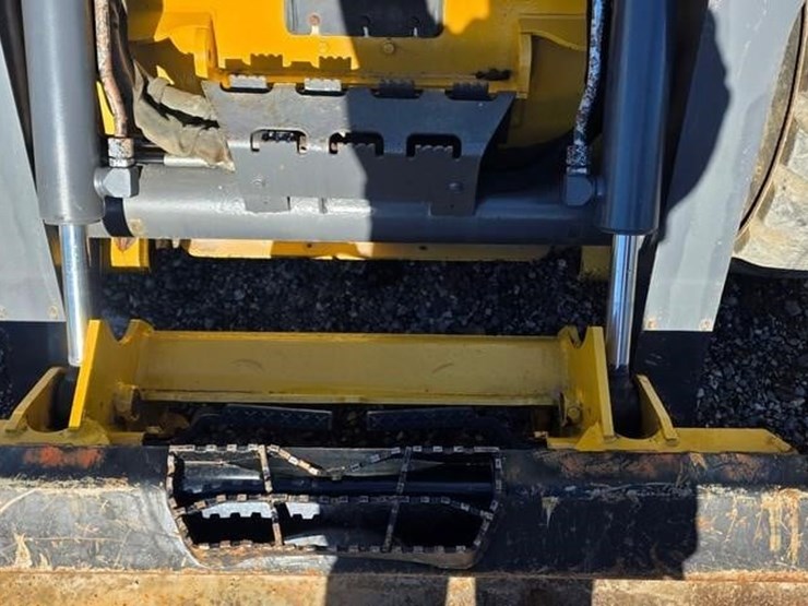 2015-deere-326e-image-35