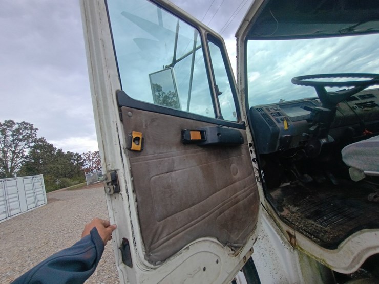 2003-freightliner-fl106-image-31