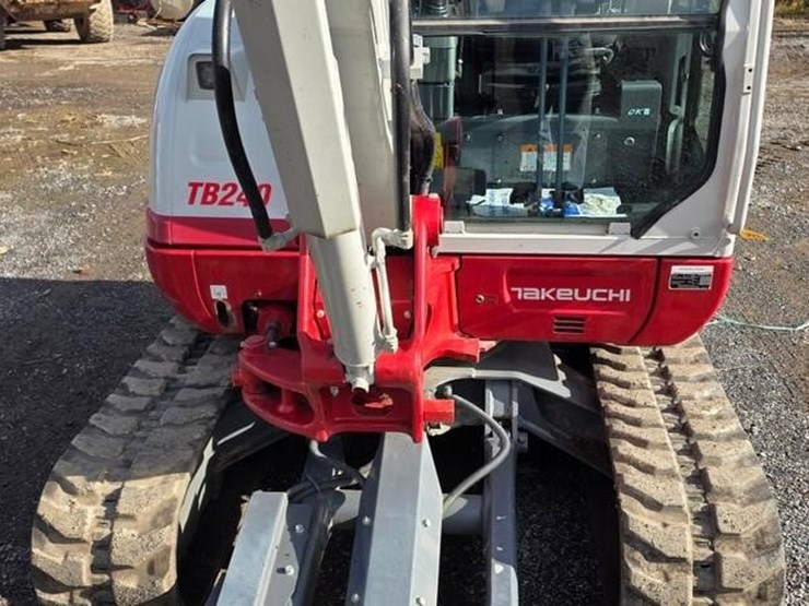 2023-takeuchi-tb240-image-38