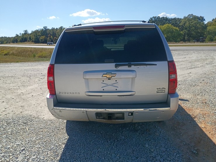 2010-chevrolet-suburban-image-7
