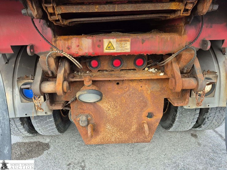2014-freightliner-108sd-image-29