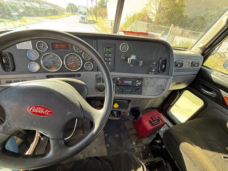 2015-peterbilt-365-image-26
