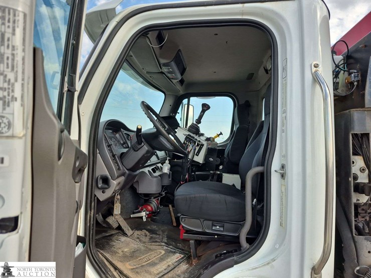 2014-freightliner-108sd-image-10