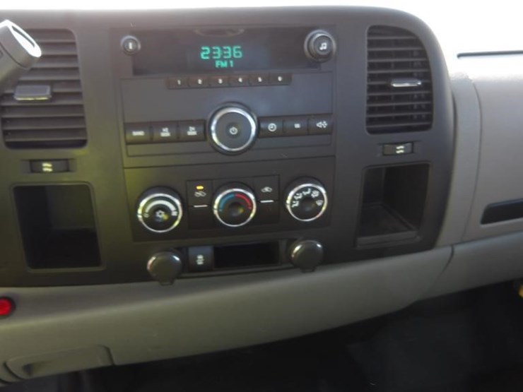 2013-chevrolet-silverado-2500-image-18
