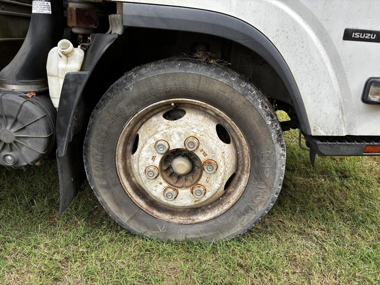 2011-isuzu-nqr-image-19