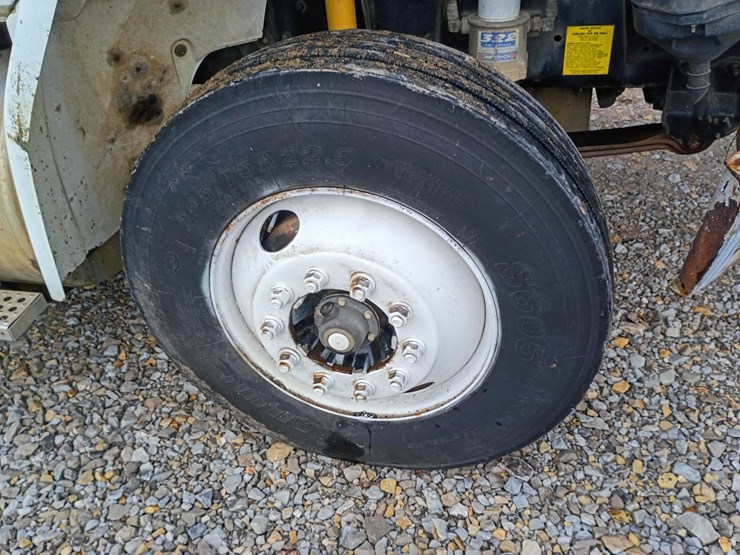 2003-freightliner-fl106-image-62