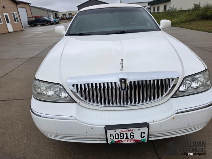 2006-lincoln-town-car-limousine-image-17