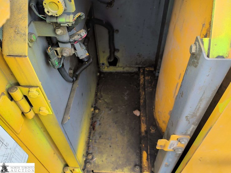 2010-john-deere-450-image-65