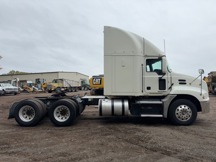 2018-mack-pinnacle-cxu613-image-6
