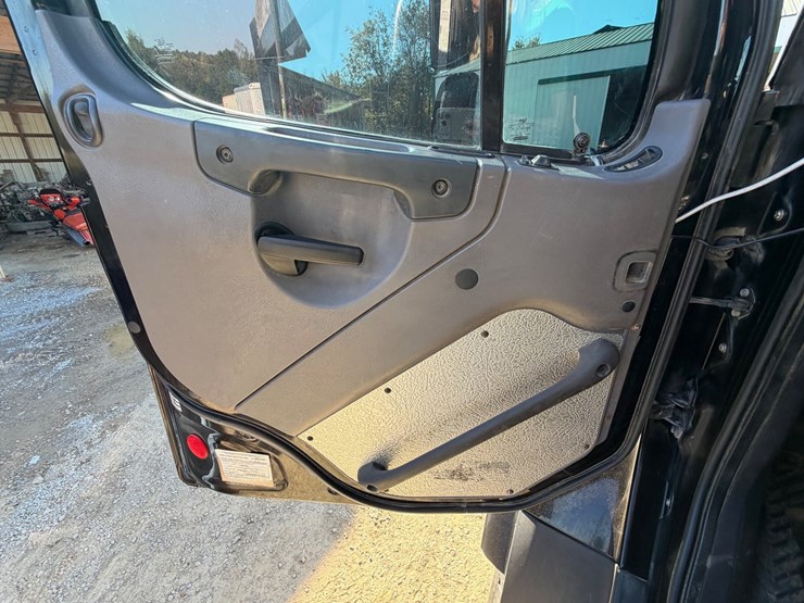 2016-freightliner-114sd-image-43