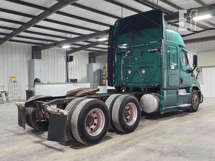 2018-freightliner-cascadia-113-image-3