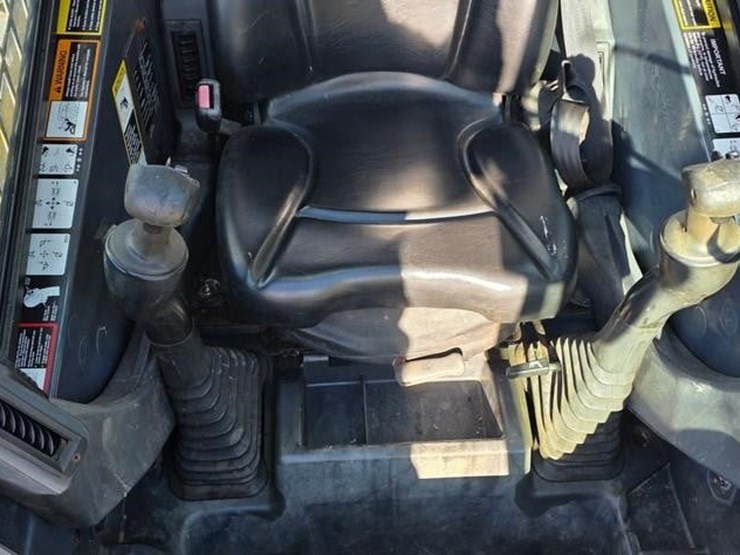 2015-deere-326e-image-43