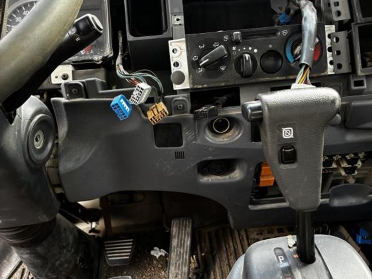 2011-isuzu-nqr-image-12