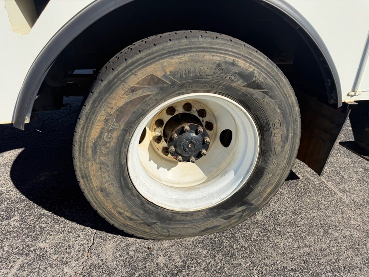 2014-freightliner-m2-106-image-7