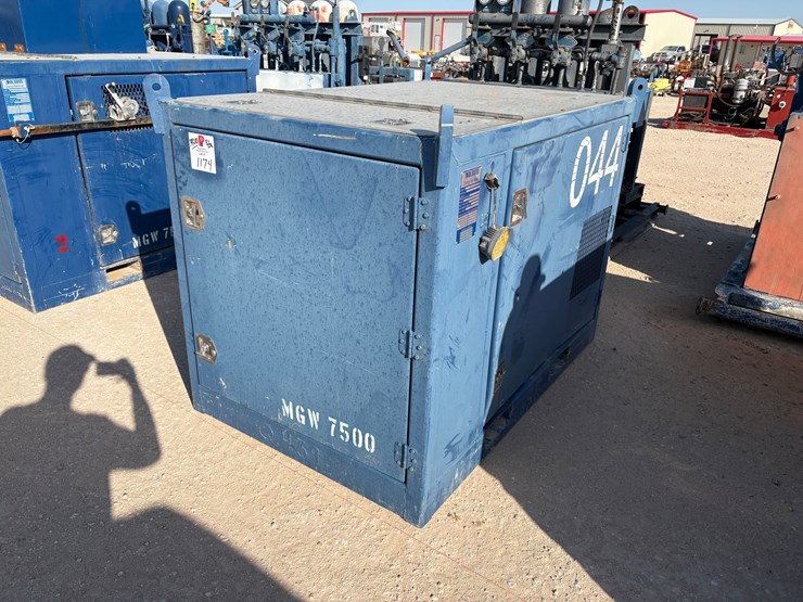 self-contained-20k-wp-grease-injection-unit-combo-p/b-8.4-kw-isuzu-diesel-generator-image-2