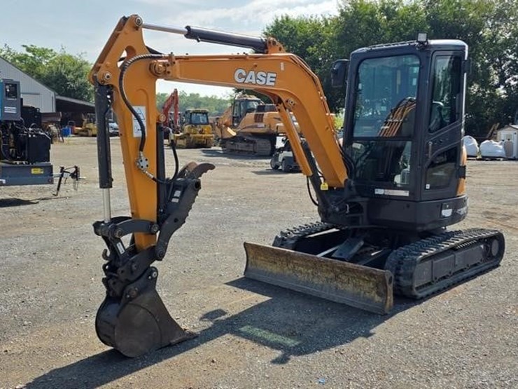 2018-case-cx37c-image-1