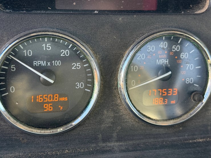 2015-peterbilt-348-image-5