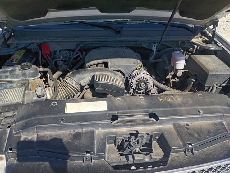 2010-chevrolet-suburban-image-18