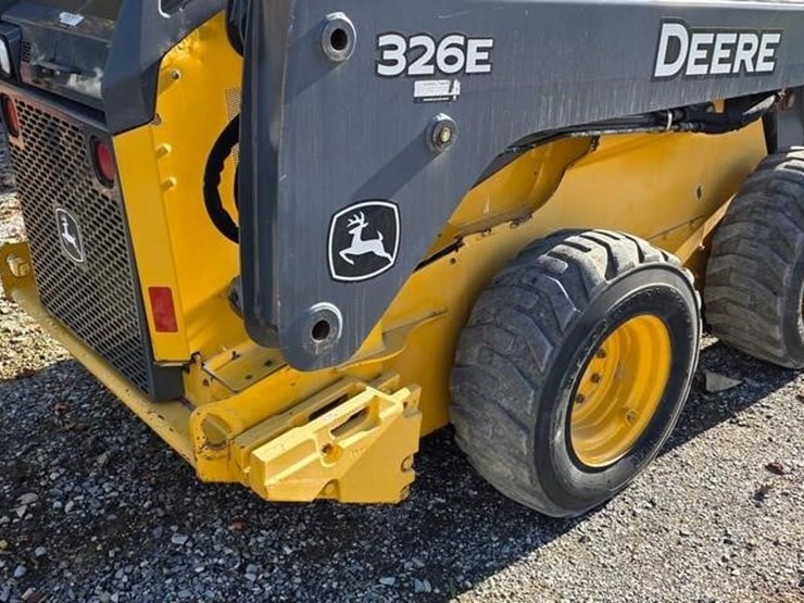 2015-deere-326e-image-17