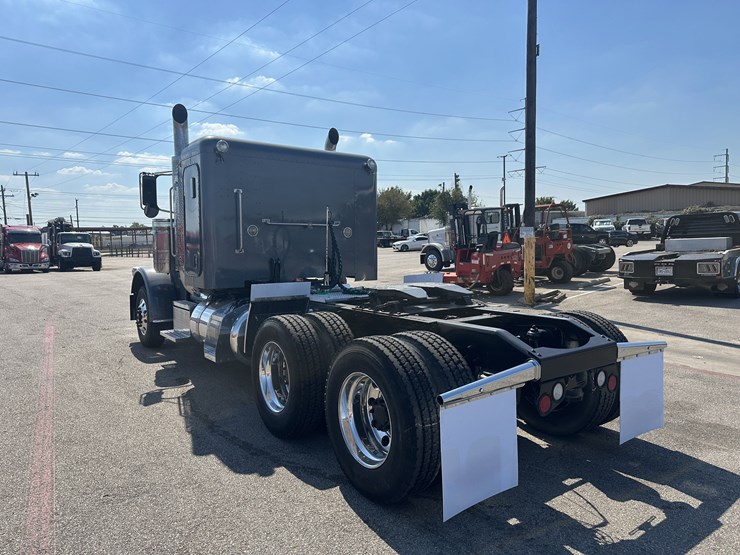 2016-peterbilt-389-image-4