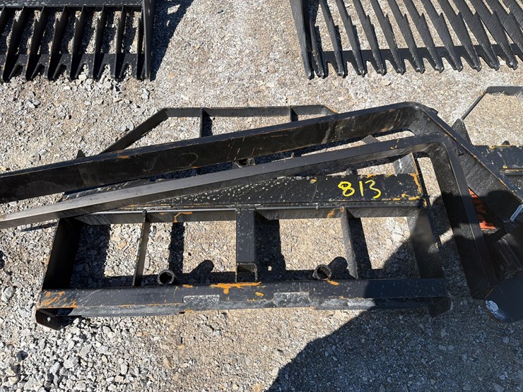 #813-•-pabreak-60”-skid-steer-pallet-forks-image-1