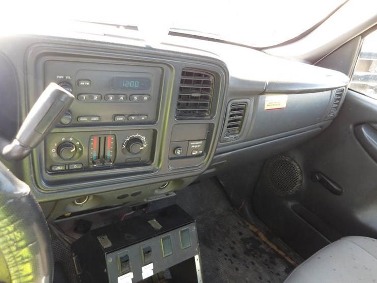 2003-chevrolet-silverado-2500-image-18