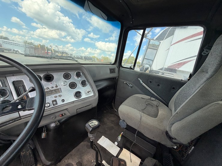 1996-ford-l9000-image-10