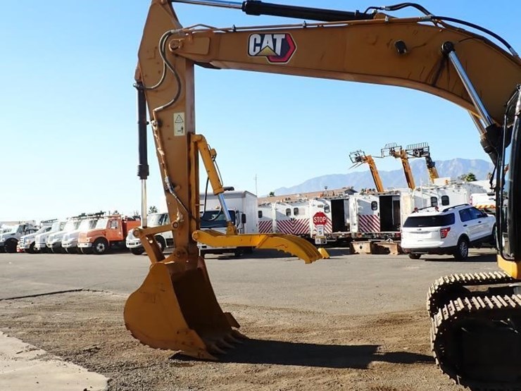 2024-caterpillar-320gc-image-5