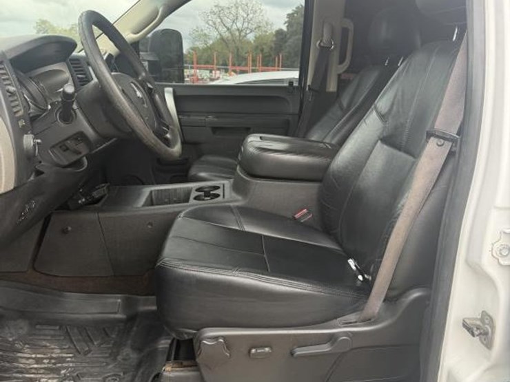 2011-chevrolet-silverado-3500-image-12
