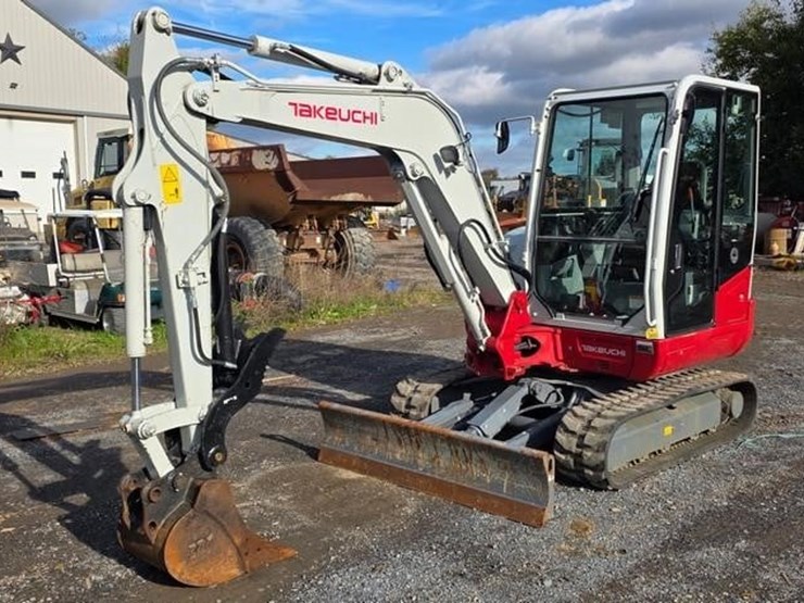 2023-takeuchi-tb240-image-1