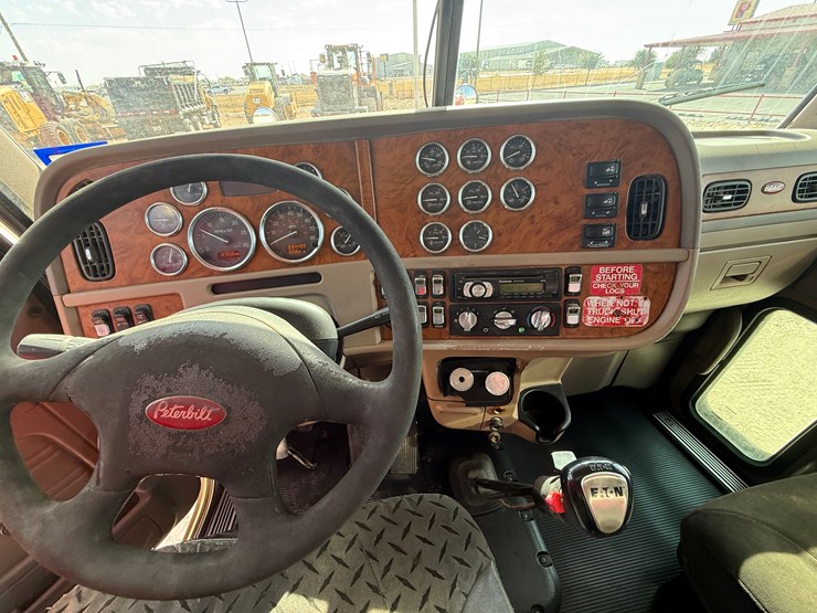2008-peterbilt-389-image-27
