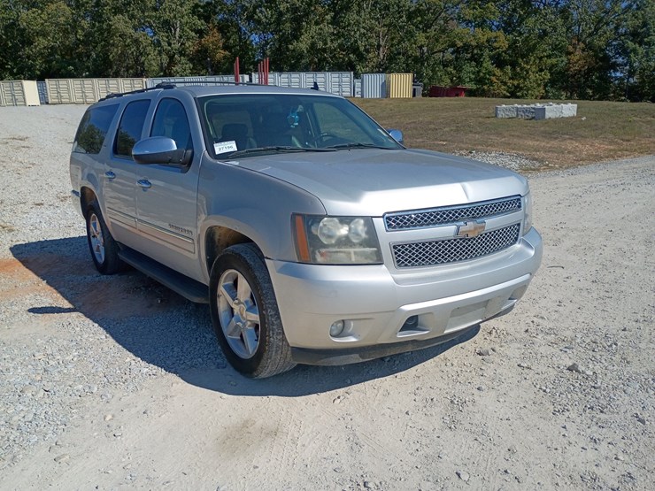 2010-chevrolet-suburban-image-13
