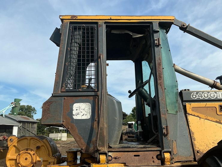deere-640g-image-38