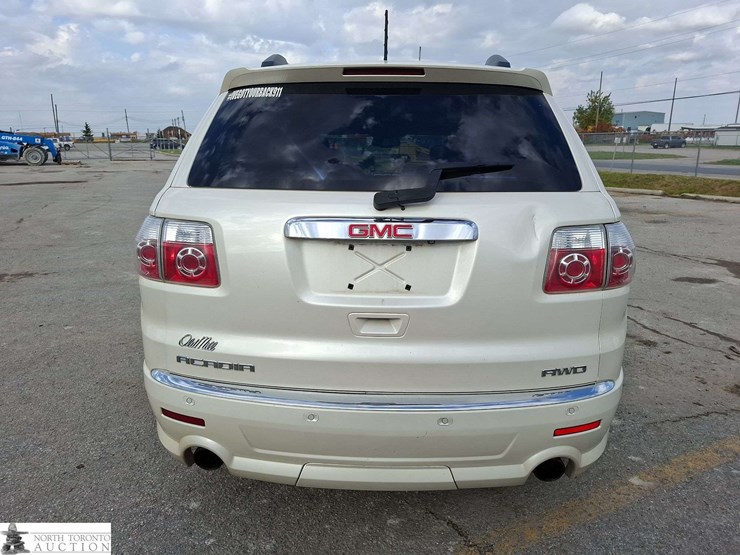 2011-gmc-acadia-image-6