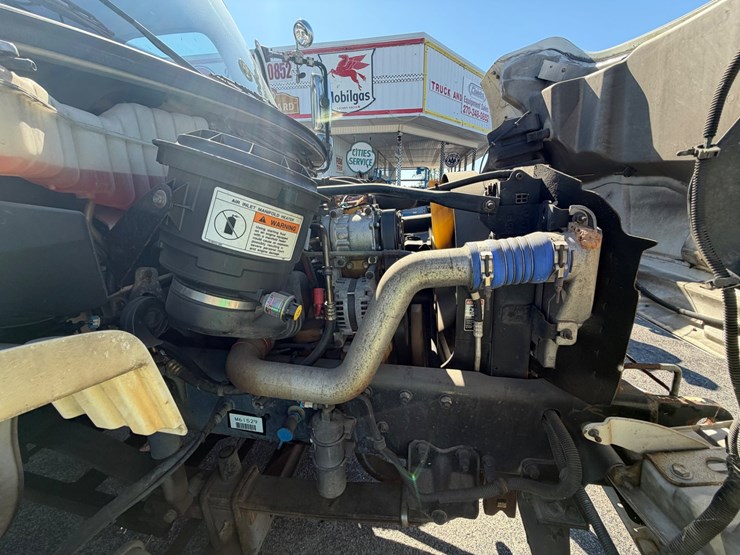 2004-freightliner-m2-106-image-44
