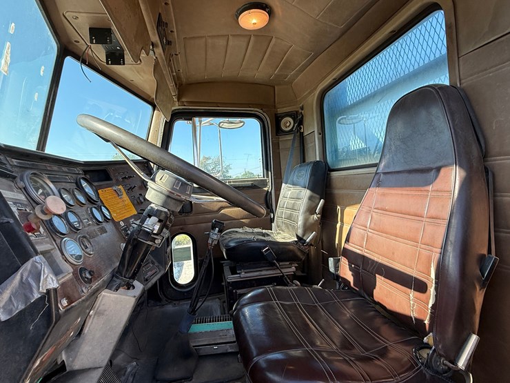 1990-peterbilt-357-image-16