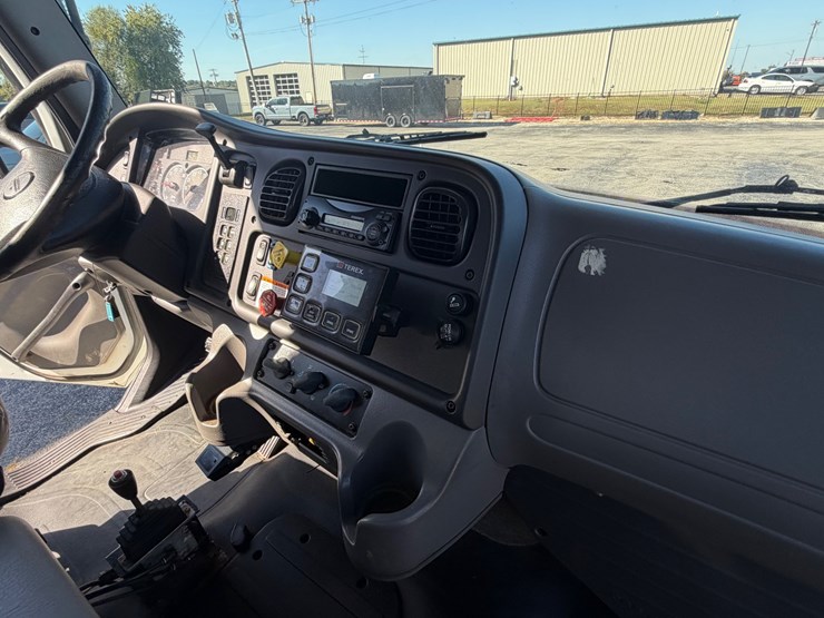 2014-freightliner-m2-106-image-50