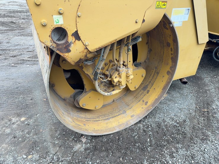 2011-caterpillar-cb64-image-11