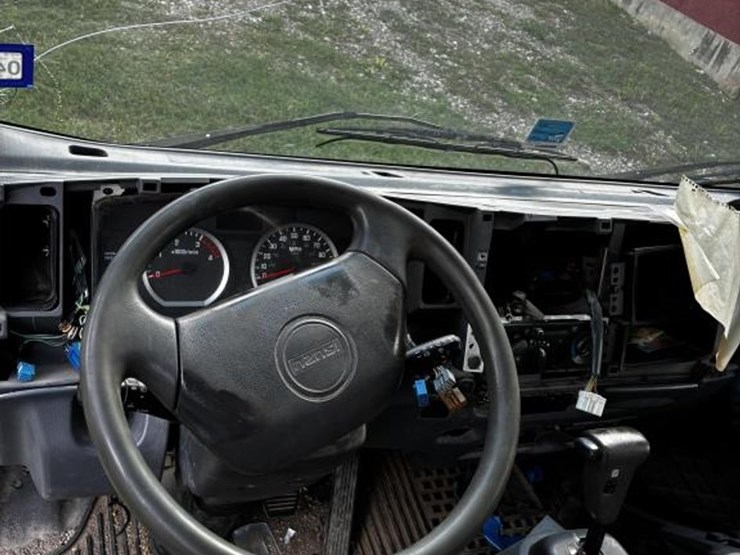 2011-isuzu-nqr-image-11