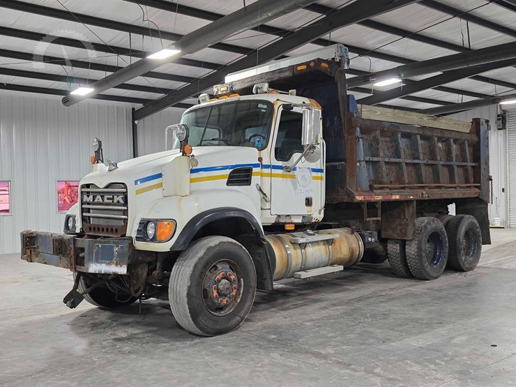 2005-mack-granite-cv713-image-1