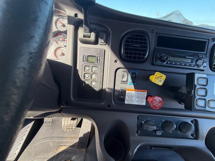 2014-freightliner-m2-106-image-58