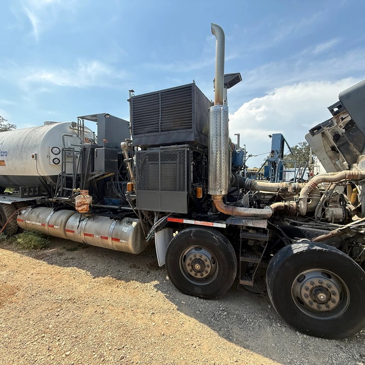 2001 PETERBILT 362