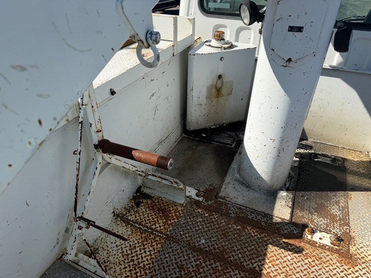 2004-freightliner-m2-106-image-24