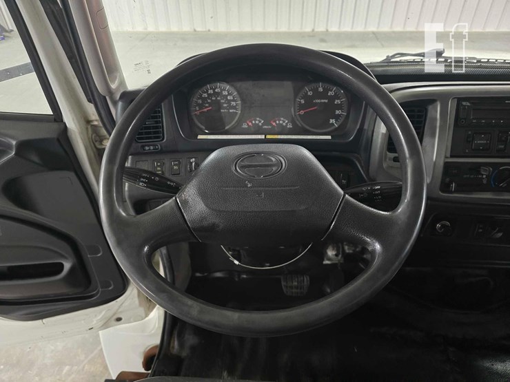 2017-hino-268-image-10