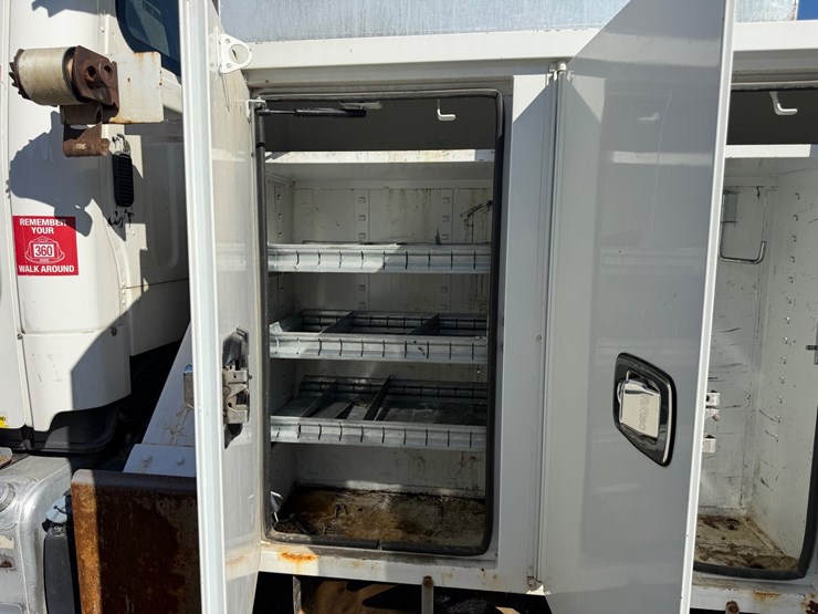 2019-freightliner-m2-106-image-19