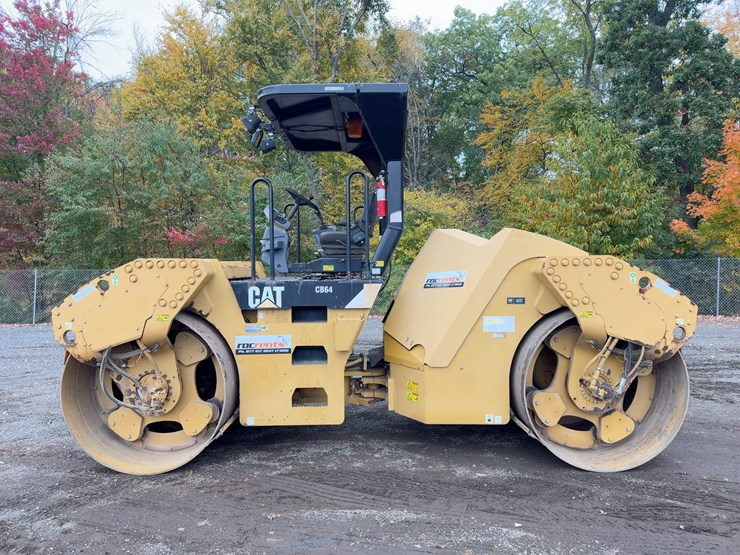 2011-caterpillar-cb64-image-2