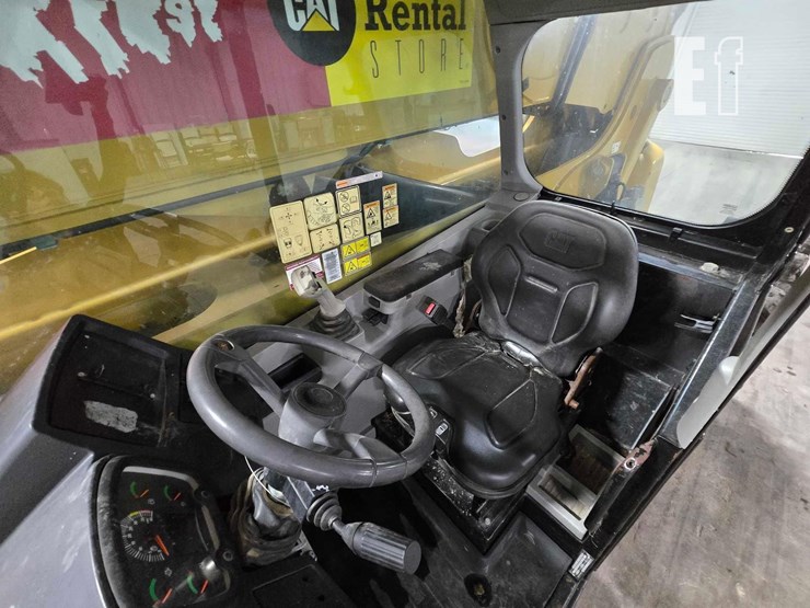 2018-caterpillar-tl1055d-image-13