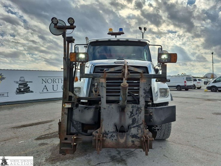 2014-freightliner-108sd-image-2